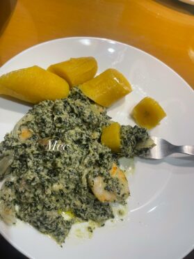 Ndolè aux crevettes et la viande accompagné de plantain mûr vapeur