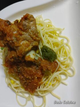 Gigo de viande de phacochère , sauce tomate aux épices du camer , accompagné d riz parfumé , spaghetti.