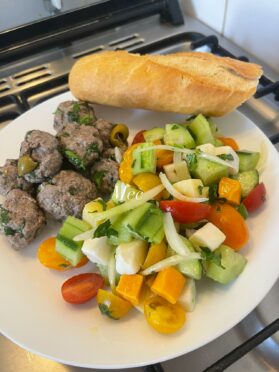 Salade fraîche de boulettes de viande au croquant de concombre !