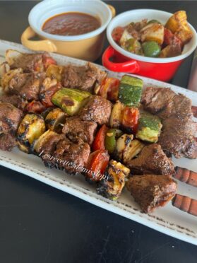 Brochettes de filet de bœuf, riz & ses 2 sauces : un festin complet !